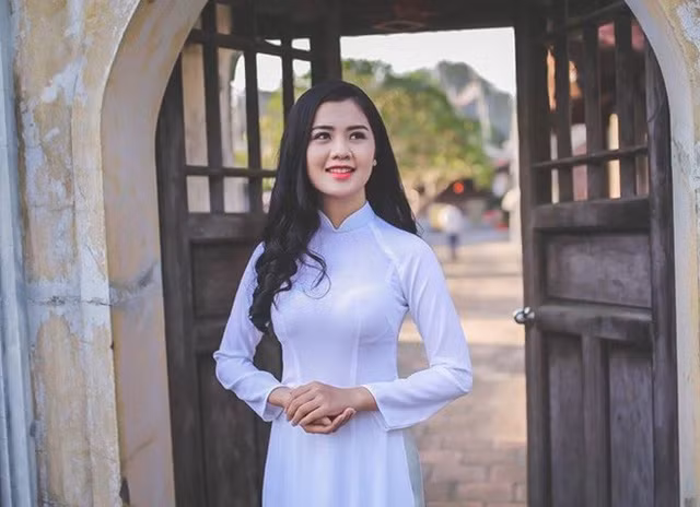 Có lúc, cô cũng dịu dàng trong tà áo trắng. Ảnh: Internet, FBNV.