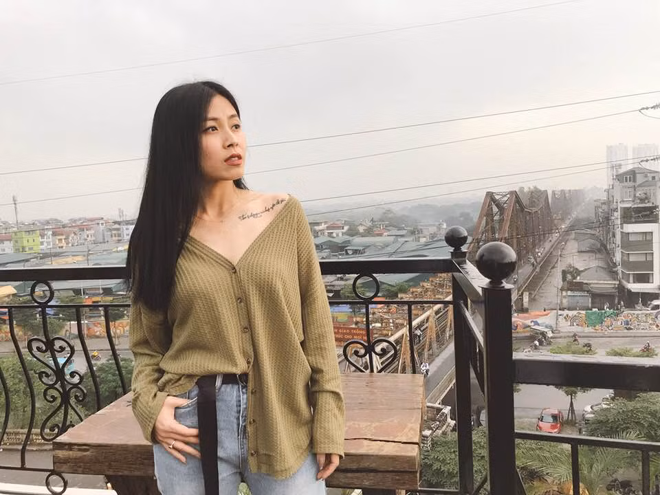 Cách phối đồ của nữ MC đôi khi cũng vừa gợi cảm, vừa cá tính.