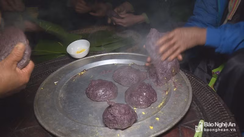 Bánh dầy "xứ cọ": Cọ nếp sau khi om sẽ trổ màu vàng đẹp mắt, ăn mềm và dẻo. Ở nhiều vùng, loại cọ nếp này có thể được dùng để làm bánh dầy. Cọ nếp sau khi om vàng rượi được bóc ra, đem giã dập sẽ là nguyên liệu độc đáo cho món bánh dầy của “xứ cọ”. Ảnh: Baonghean.