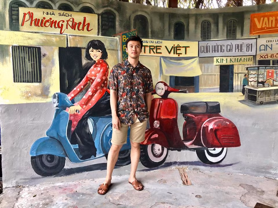 Thậm chí, Shark Khoa còn cá tính với áo hoa quần short.