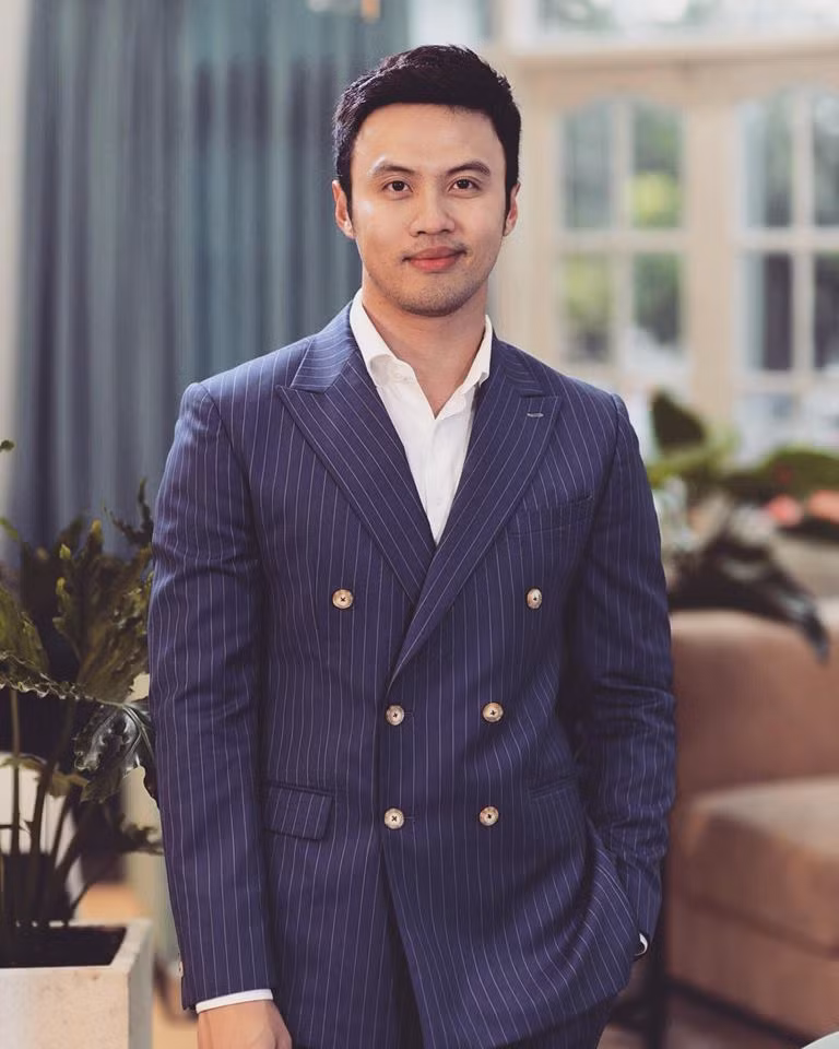 Lê Đăng Khoa hết sức bảnh bao trong bộ vest kẻ xanh.