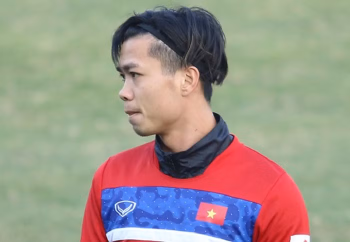 Khi để tóc dài, Công Phượng phải dùng băng đô cài tóc cho gọn gàng khi ra sân.