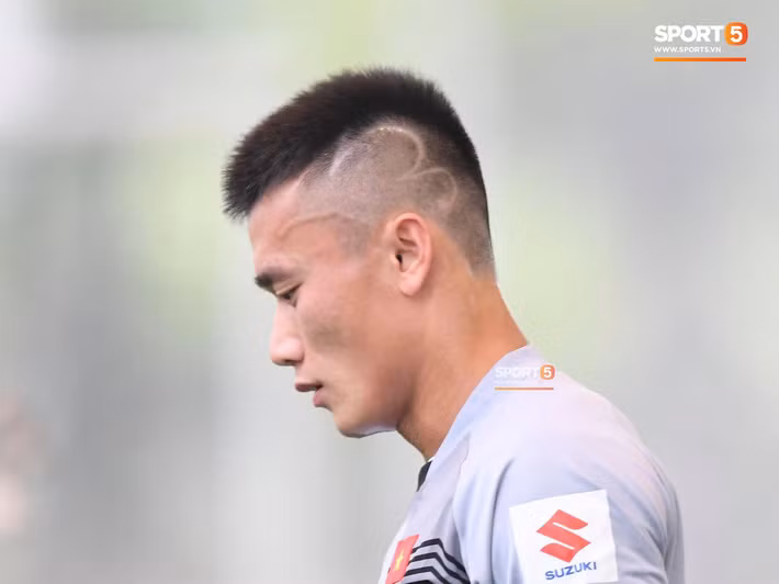 Bùi Tiến Dũng từng lựa chọn mái tóc được cắt gọt hai bên, phần giữa để ngắn. Ảnh: Internet, Sport5.