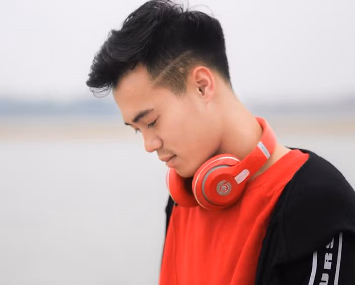 Trước đó, Văn Toàn để tóc đen cũng rất điển trai.