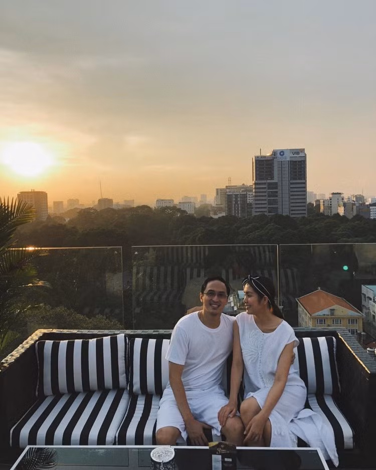 Không ít lần, Tăng Thanh Hà và ông xã chọn phong cách thời trang đơn giản nhưng có nét tương đồng khi sánh đôi bên nhau.
