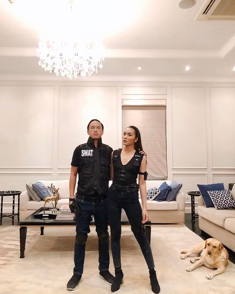 Cặp đôi này thường chọn trang phục tương đồng về màu sắc và phong cách.