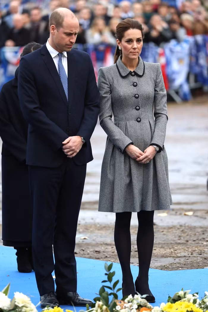 Kate mặc chiếc váy dài đến đầu gối của nhà thiết kế Catherine Walker với màu xám trung tính.