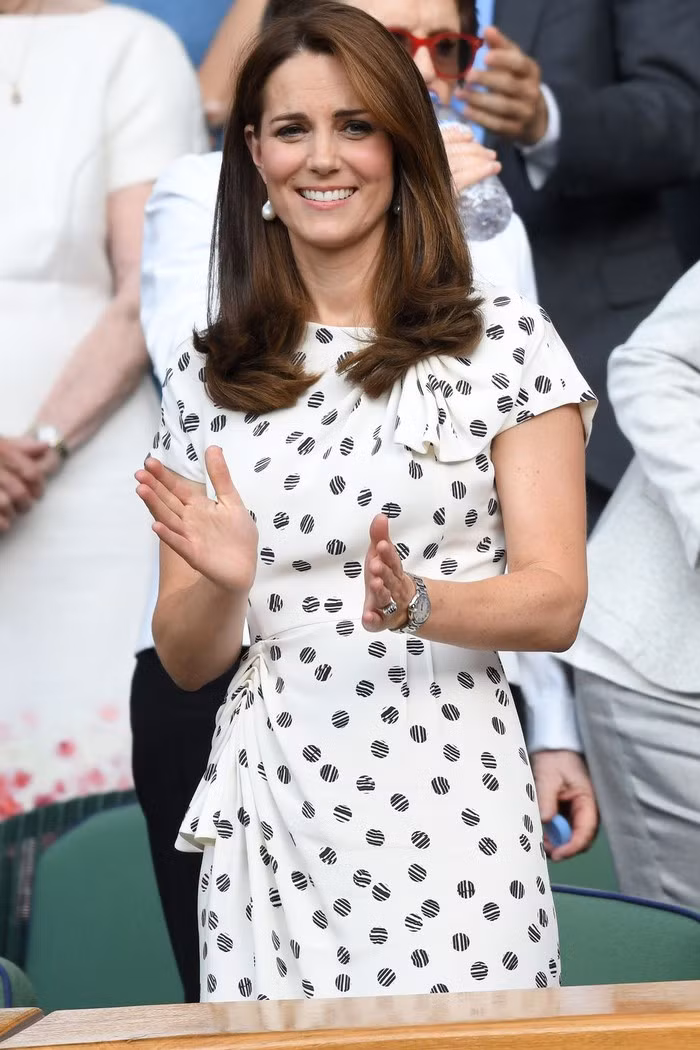Kate diện chiếc váy chấm bi xinh xắn của Jenny Packham rất thanh lịch và nữ tính.