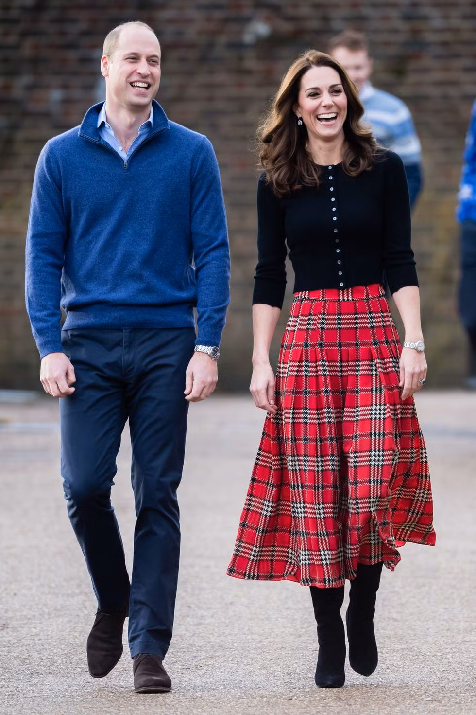 Công nương Kate phối váy kẻ sọc của Emilia Wickstead với áo len đen của Brora cho bữa tiệc Giáng sinh cho các gia đình quân nhân ở London. Ảnh: HB.