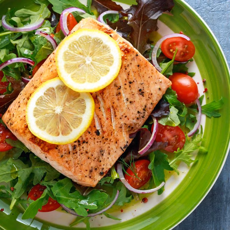 Cá hồi dồi dào Omega 3 nhất, chất này tác dụng giảm lượng cholesterol trong cơ thể, duy trì tính linh hoạt của động mạch, tĩnh mạch và tăng cường cơ tim. Omega 3 cũng được cho là giúp giảm huyết áp và ngăn ngừa cứng thành động mạch.