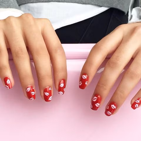 Các cô nàng nhí nhảnh có thể sẽ thích mẫu nail đỏ họa tiết đôi môi.