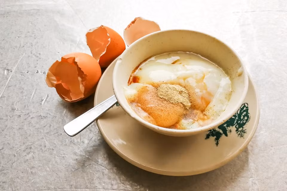 Trứng chần: Trứng sẽ được đựng trong một chiếc chén nhỏ có rắc thêm chút tiêu bên trên rồi đem đi hấp. Món trứng kiểu nầy phải ở dạng lòng đào, phần lòng trắng vẫn còn dẻo và lòng đỏ thì sánh đặc, khi ăn chỉ cần cho thêm một chút nước tương nữa là hoàn hảo.