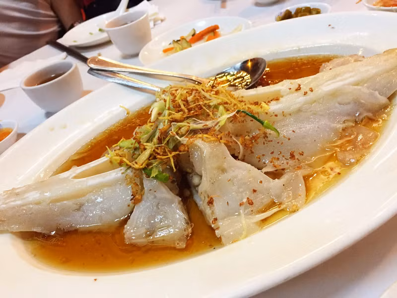 Đầu cá mập hấp: Một số nhà hàng ở Singapore cho rằng việc bỏ đi thứ gì của cá mập là hết sức lãng phí, vì vậy họ đã tạo ra món đầu cá mập hấp với vị sền sệt hòa quyện cùng các chất béo, sốt đậu nành, dầu mè, tạo nên cảm giác thèm ăn cho người dùng.