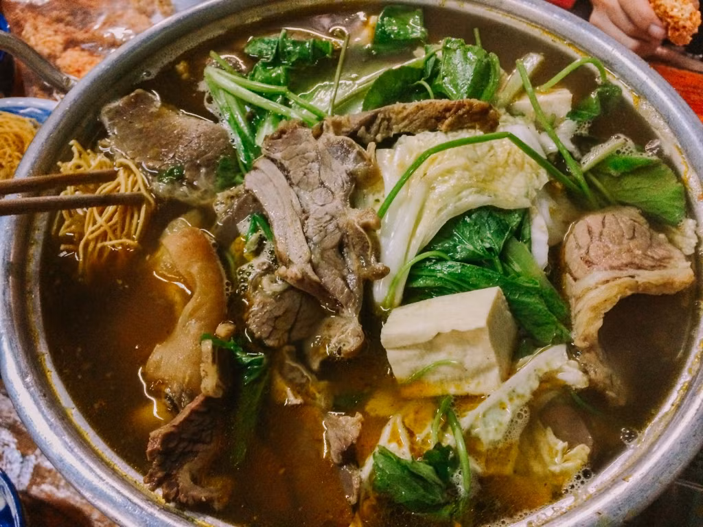 Thời điểm lý tưởng nhất để thưởng thức món lẩu huyền thoại này là những ngày Đà Lạt vào đông se lạnh. Khu Ba Toa và đặc biệt Lẩu bò Quán Gỗ là địa chỉ nổi tiếng với món ăn này.