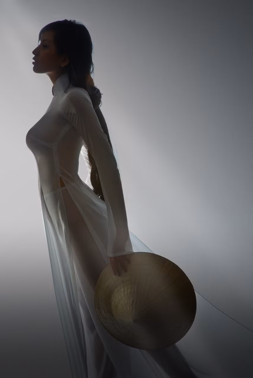 Tà áo mỏng manh và tư thế tạo dáng của Mai Phương Thúy “hứng” nhiều gạch đá.