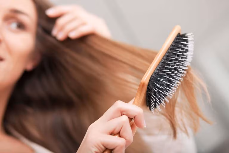 Để tóc rối khi gội đầu: Không chải tóc trước khi gội đầu là thói quen mà nhiều người mắc phải và chính hành động này khiến cho mái tóc trở nên rối bù khi gội và lượng tóc bị rụng nhiều hơn bình thường.