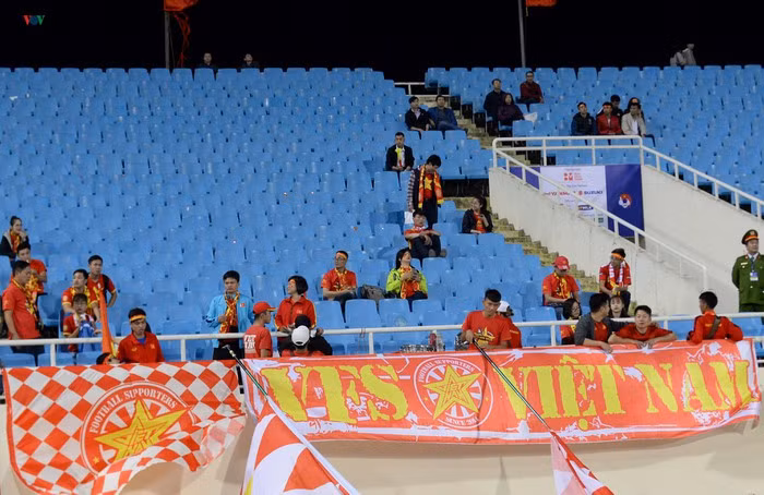 Khoang lang tren khan dai My Dinh sau AFF Cup 2018 cua CDV Viet Nam-Hinh-2