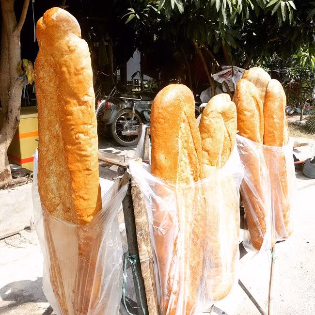 Trong suốt quá trình nướng, người thợ phải tỉ mỉ canh lửa, vừa thăm liên tục vừa trở đều tay để bánh không khét.