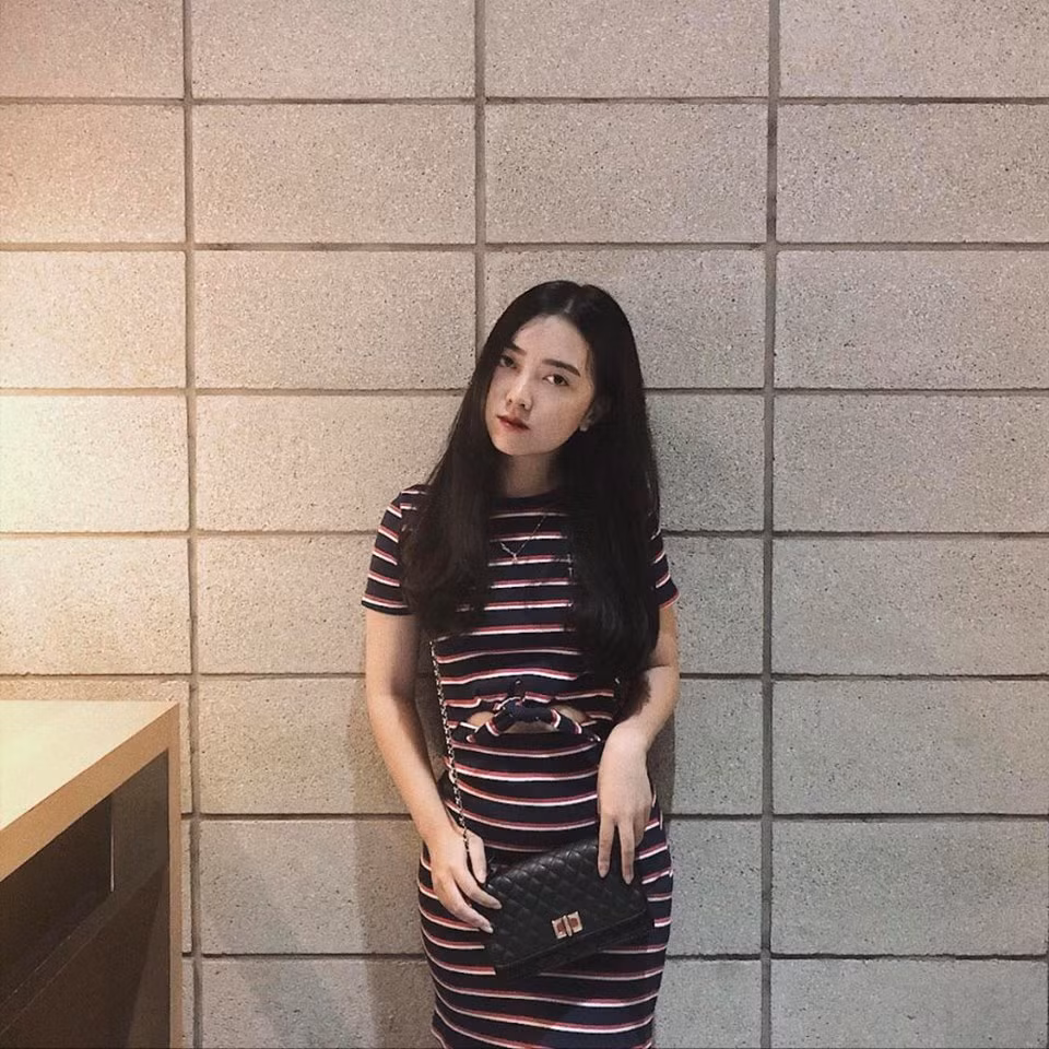 Những kiểu váy thun ôm sát giúp cô khoe những đường cong cơ thể.