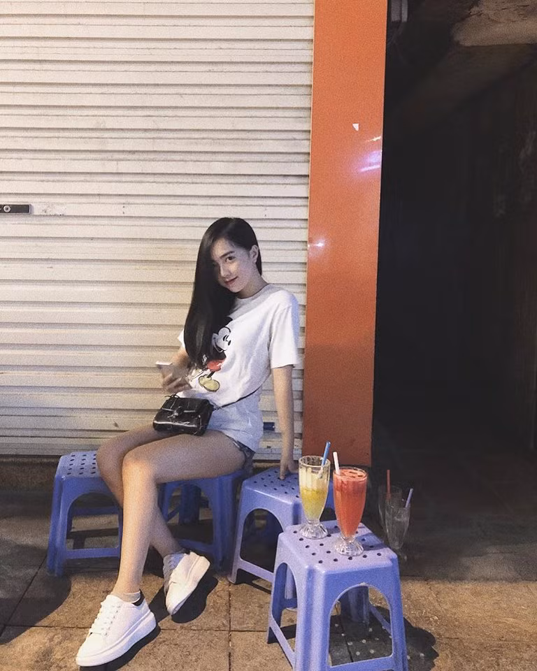 Cô còn thường xuyên diện áo thun với quần jean ngắn để khoe đôi chân thon dài trắng nõn.