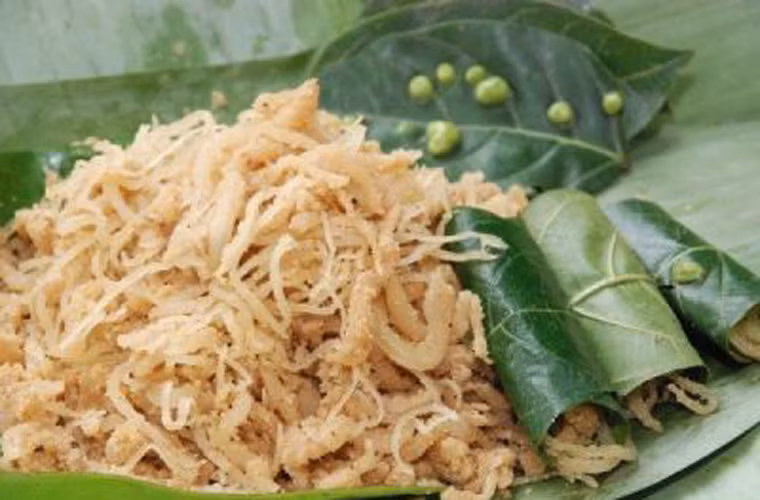 Nem bì, nem thính là món nhậu lai rai rất được các anh em ưa chuộng. Dùng nem cuốn cùng lá sung non, chấm tương ướt để nhâm nhi cùng cốc bia vô cùng tuyệt vời. Ảnh: Internet.