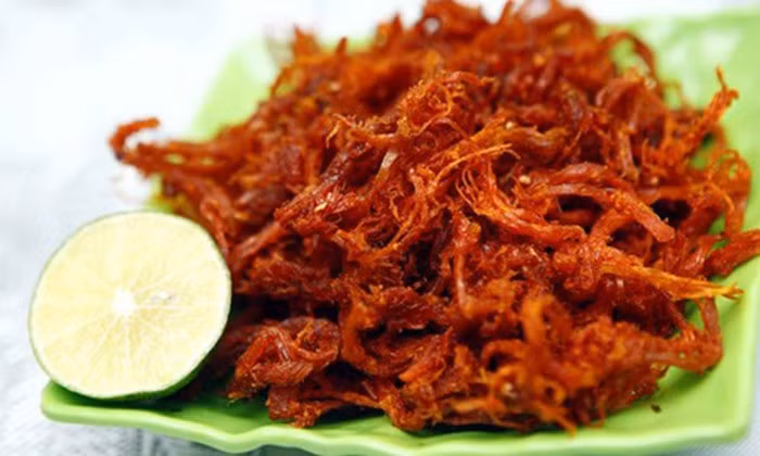Bò khô, khô gà lá chanh: Những món này phù hợp cho cả cánh mày râu lẫn chị em. Nếu bò khô có độ dai đặc trưng của thịt bò, thì khô gà cũng có cái ngon riêng. Ảnh: Suckhoedoisong.