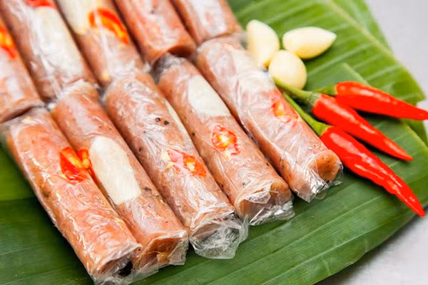Nem chua chính là món ăn vặt phổ biến với dân nhậu. Để chuẩn bị cho trận cầu lửa giữa tuyển Việt Nam và Malaysia tại sân Mỹ Đình ngày 15/12 tới, bạn hãy mua sẵn vài chục nem để mọi người cùng thưởng thức. Ảnh: Đầu Bếp Gia Đình.