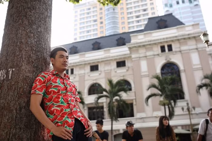 Anh diện áo quả dưa hấu đỏ chói chang.