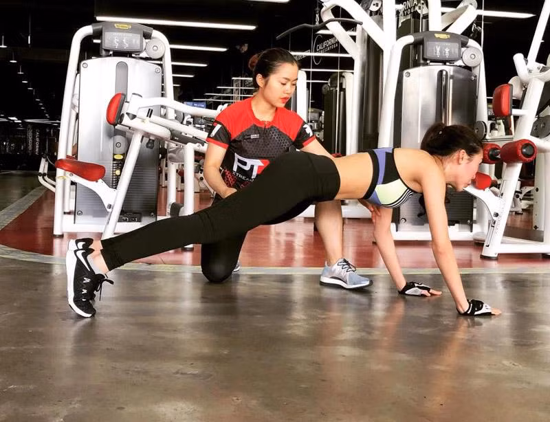 Đốt cháy mỡ tại phòng tập gym là thời gian mà Tường Linh cảm thấy cơ thể thư giãn nhất trong ngày. Cô từng gây bất ngờ khi tập luyện mọi lúc, mọi nơi.