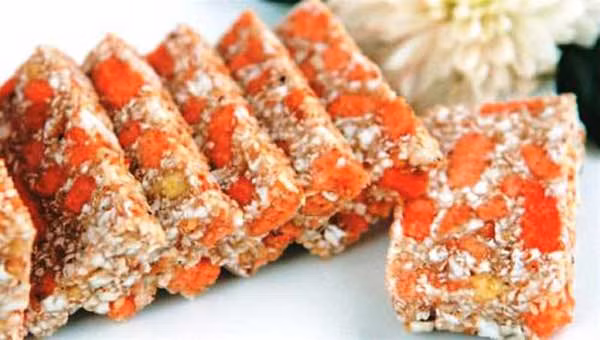 Bánh cáy làng Nguyễn: Bánh cáy có vị ngọt, bùi, chút béo đan xen cùng với độ giòn, lại vừa dẻo vừa dai. Ăn bánh cáy mà được nhâm nhi bên ấm trà xanh nóng trong tiết trời se se lạnh, vị trà ấm kết hợp với vị cay nóng của gứng trong miếng bánh sẽ khiến người ăn cảm thấy ấm dạ, khoan khoái.