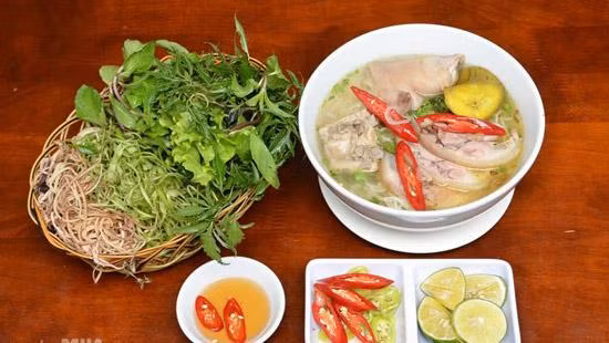 Bún bung hay còn gọi là bún dọc mùng, là món ăn yêu thích và phổ biến ở miền Bắc. Bún bung thường có dọc mùng, chân giò, mọc... Bún bung ở Thái Bình thường không ăn kèm dọc mùng mà thay vào đó là hoa chuối. Bún ngon, ngọt nước, thơm lừng vị lá xương sông sẽ làm thực khách nhớ mãi.
