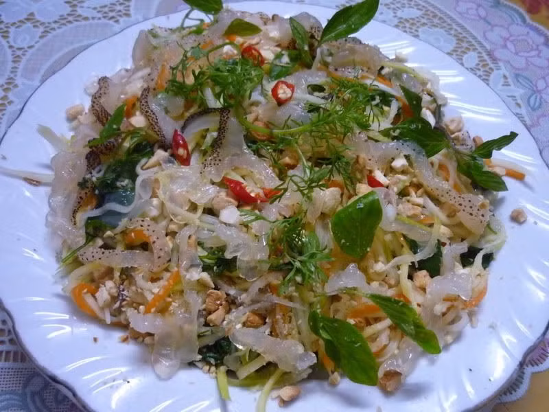 Nộm sứa Thái Thụy: Sứa giòn, ngon quyện với nước mắm cốt ngầy ngậy của lạc, thơm dịu của rau thơm, của dừa và một chút mực biển. Nếu ai đã từng một lần ăn nộm sứa Thái Thụy sẽ nhớ mãi hương vị thanh mát của món ăn.