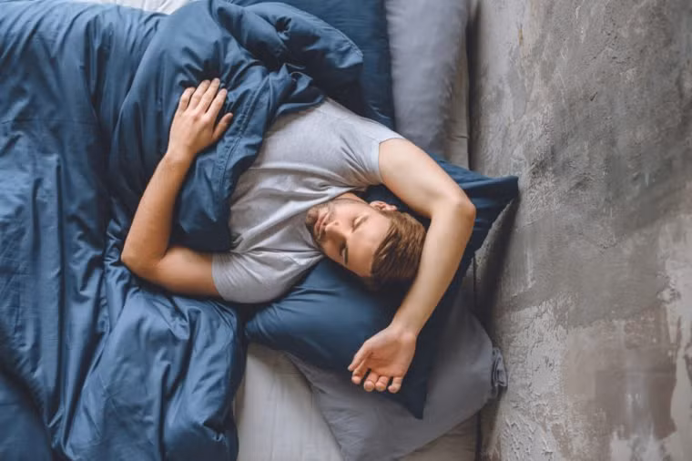 Ngủ ngửa: Tư thế ngủ cũng rất quan trọng đối với ngoại hình của bạn. Ngủ nghiêng hoặc ngủ úp thúc đẩy tổn thương da, nếp nhăn và đôi khi dẫn đến vết lõm trên da. Trong khi đó, nằm ngửa giúp giảm sưng mặt, giảm nếp nhăn và giúp cơ thể bạn thư giãn, tăng cường sự thay đổi tế bào giúp loại bỏ tế bào da chết.