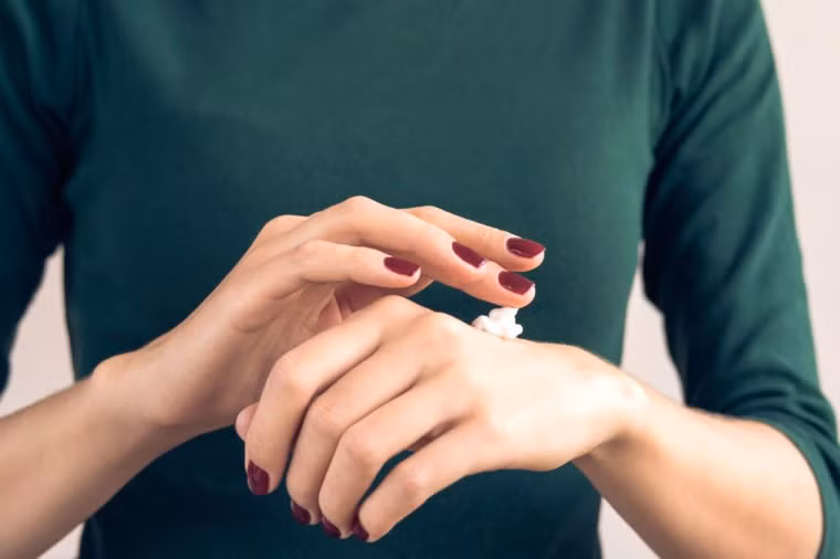 Dưỡng ẩm môi và tay: Nhớ giữ ẩm môi và tay trước khi đi ngủ, bác sĩ Kim khuyên. Vào ban ngày, rất khó để giữ ẩm cho những bộ phận cơ thể này bởi việc ăn uống khiến bạn rửa tay liên tục. Do vậy, hãy tận dụng lúc ngủ để dưỡng ẩm.