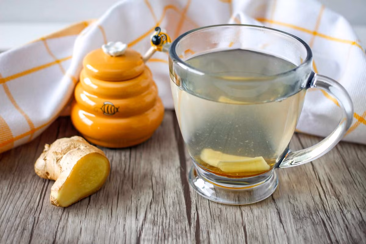 Gừng thêm vào trà uống hàng ngày giúp cơ thể hấp thụ các chất dinh dưỡng cần thiết, giảm đau dạ dày và hội chứng ruột kích thích, chống ung thư, cải thiện tiêu hóa, thúc đẩy giảm cân, cải thiện lưu thông máu và bảo vệ chống lại bệnh Alzheimer.