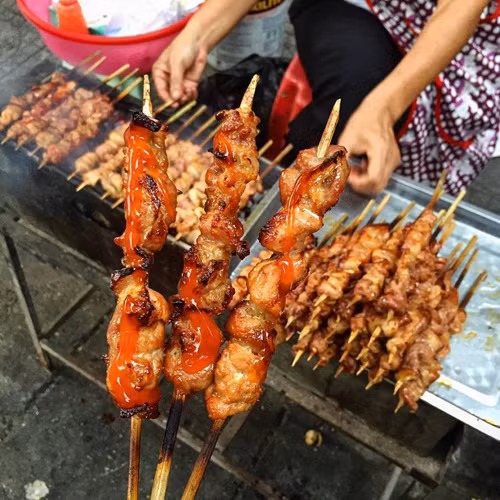 Thịt xiên nướng là món nướng được nhiều người ưa chuộng trong ngày se lạnh. Những xiên thịt nóng hổi, thơm lừng được nướng trực tiếp trên than hồng mà giá chỉ tầm từ 5.000 - 7.000 đồng. Người Hà Nội thích ăn thịt xiên nướng cùng bánh mì giòn.