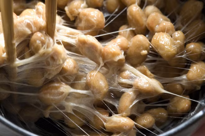 Natto: Vốn làm từ những hạt đậu nành lên men, rất tốt cho tiêu hóa nhưng với vẻ bề ngoài trông khá nhầy nhụa cộng với mùi của đồ ăn lên men không hề dễ chịu khiến món ăn này bị nhiều người xa lánh.