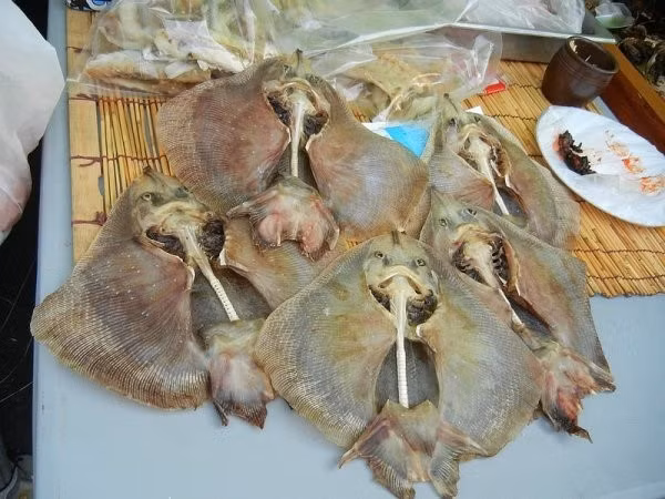 Hongeo, Hàn Quốc: Đây là món ăn luôn xuất hiện trong các danh sách về món ăn nặng mùi nhất hành tinh và không phải ai cũng đủ can đảm để nếm thử.