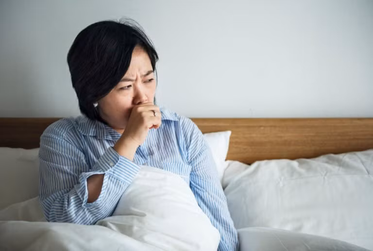 Ho dai dẳng dẫn đến khàn giọng, tình trạng khàn giọng kéo dài vài tuần không khỏi... có thể là do vấn đề ở phổi gây ra, ví dụ như viêm phổi, nhiễm trùng phổi. Tuy nhiên, nhiều người chủ quan không đi kiểm tra. Kết quả là tình trạng viêm ở phổi tăng nặng hơn, dẫn đến ung thư phổi nếu không được điều trị kịp thời.