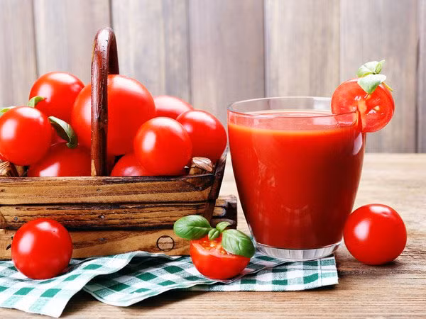 Nước ép cà chua: Cà chua chứa khoảng 95% lượng nước giúp cơ thể bạn ngậm nước. Nó cũng kích thích hệ thống tiêu hóa, tăng cường miễn dịch bằng cách chống lại nhiễm trùng do giàu vitamin A và C. Nước ép cà chua cũng đóng vai trò như một thức uống giải độc tuyệt vời.