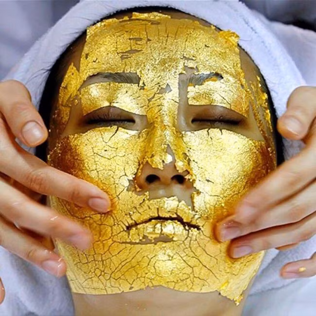 Vàng 24K giúp da săn chắc hơn, giảm nhăn và những vết nám, tàn nhang trên gương mặt. Sau khi dùng, bạn sẽ có làn da sáng mịn đầy sức sống. Ảnh: Internet.