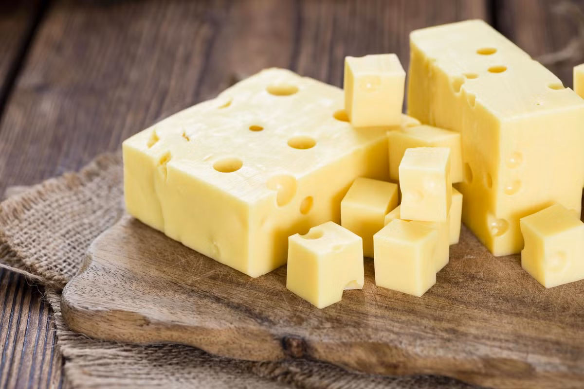 Phô mai: Kem dưỡng da chiết xuất phô mai thực sự dưỡng ẩm tốt. Chứa các vitamin A, B, E, kem chiết xuất từ phô mai giúp bảo vệ, nuôi dưỡng làn da và thậm chí, nó còn chống lão hóa, giúp làn da bóng mịn, trẻ trung.