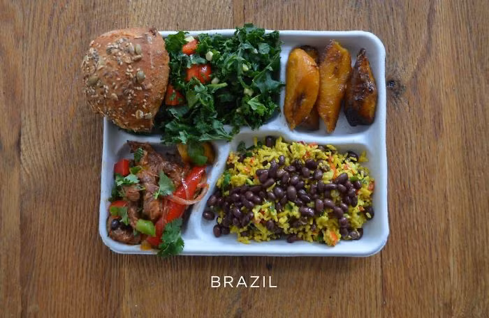 Brazil: Trẻ em thường ăn trưa với cơm rang đậu đen, thịt lợn, chuối nướng, salad rau và bánh mì nướng