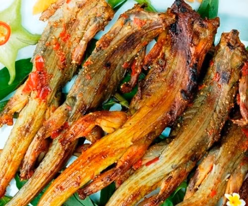Ngoài ra có một món nổi tiếng khác là rắn mối nướng mọi: Rắn mối đem về, đập chết, bỏ vào bếp lửa than còn đỏ rực. Chờ một chút, vẩy rắn cháy sém, mỡ tươm vàng ươm. Rắn sau đó được cạo lớp vẩy cháy, bẻ từng khúc ăn nóng với muối. Bạn sẽ cảm nhận thịt rắn ngọt lịm vừa ngon, vừa là niềm vui đầy phấn khích. Ảnh: Internet.
