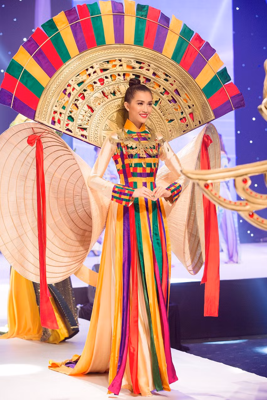 Với tên gọi Hồn Việt, bộ trang phục dân tộc tại cuộc thi Hoa hậu Hoàn vũ 2017 của Á hậu Nguyễn Thị Loan gây ấn tượng đậm nét bởi được lấy cảm hứng từ những hình ảnh truyền thống dân tộc như áo dài, nón lá, trống đồng. Ảnh: Internet.