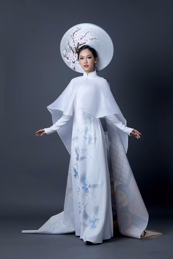 Trang phục của Phương Linh tại Hoa hậu Quốc tế 2016 cũng dựa trên phom dáng chuẩn của áo dài, với phần tranh vẽ hình người phụ nữ Việt ở tà áo. Ảnh: Sao360.