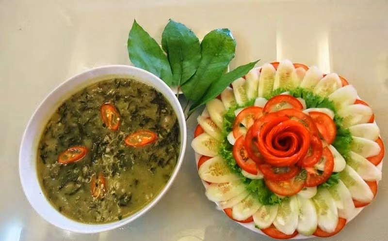 Canh tiết lá đắng: Lá đắng là một thứ lá chỉ có riêng ở vùng Lai Châu, là thành phần chủ chốt của món canh đặc sản độc lạ của Lai Châu. Để nấu món này cũng khá là đơn giản gồm phổi lợn, chút tiết, rau thơm và lá đắng. Lần đầu thưởng thức nó có lẽ nhiều người sẽ thấy khó ăn nhưng dần dần sẽ nghiện cái vị đắng đắng tê tê nơi đầu lưỡi.