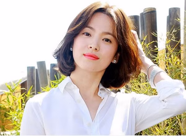 Tóc ngắn xoăn trẻ trung ở thời điểm hiện tại của Song Hye Kyo.