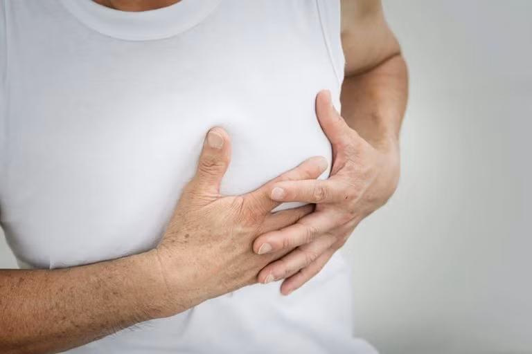 Đau ngực trong khi tập thể dục: Các vấn đề về chuyển hóa liên quan đến tiền tiểu đường như huyết áp cao làm bạn có nguy cơ cao hơn về các vấn đề như đau ngực hoặc thiếu máu cục bộ, đặc biệt là khi tập thể dục.