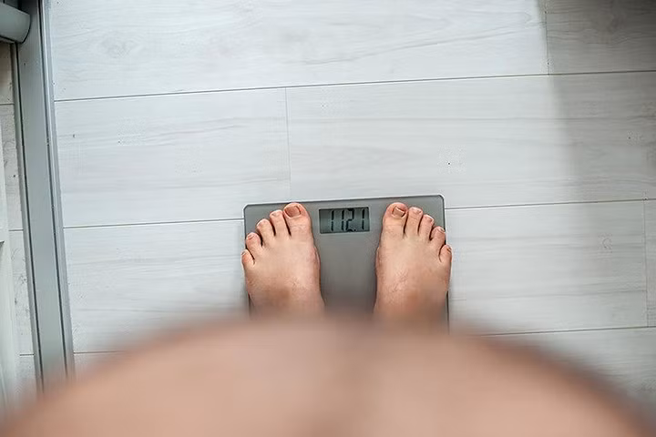 Giảm hoặc tăng cân không có lý do: Do cơ thể mất khả năng hấp thụ glucose và đi tiểu thường xuyên, bệnh nhân đái tháo đường dễ bị sụt cân nhanh chóng. Tuy nhiên, trong một số trường hợp sẽ gây phản ứng ngược lại, tăng cảm giác thèm ăn và gây tăng cân.